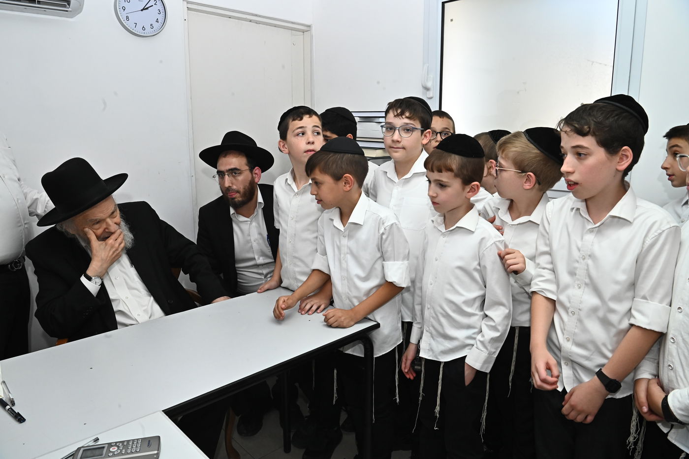 הגרמ"ה הירש בוחן את תלמידי תלמוד תורה 'תהילת שלמה'