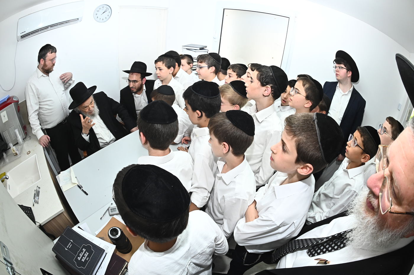 הגרמ"ה הירש בוחן את תלמידי תלמוד תורה 'תהילת שלמה'