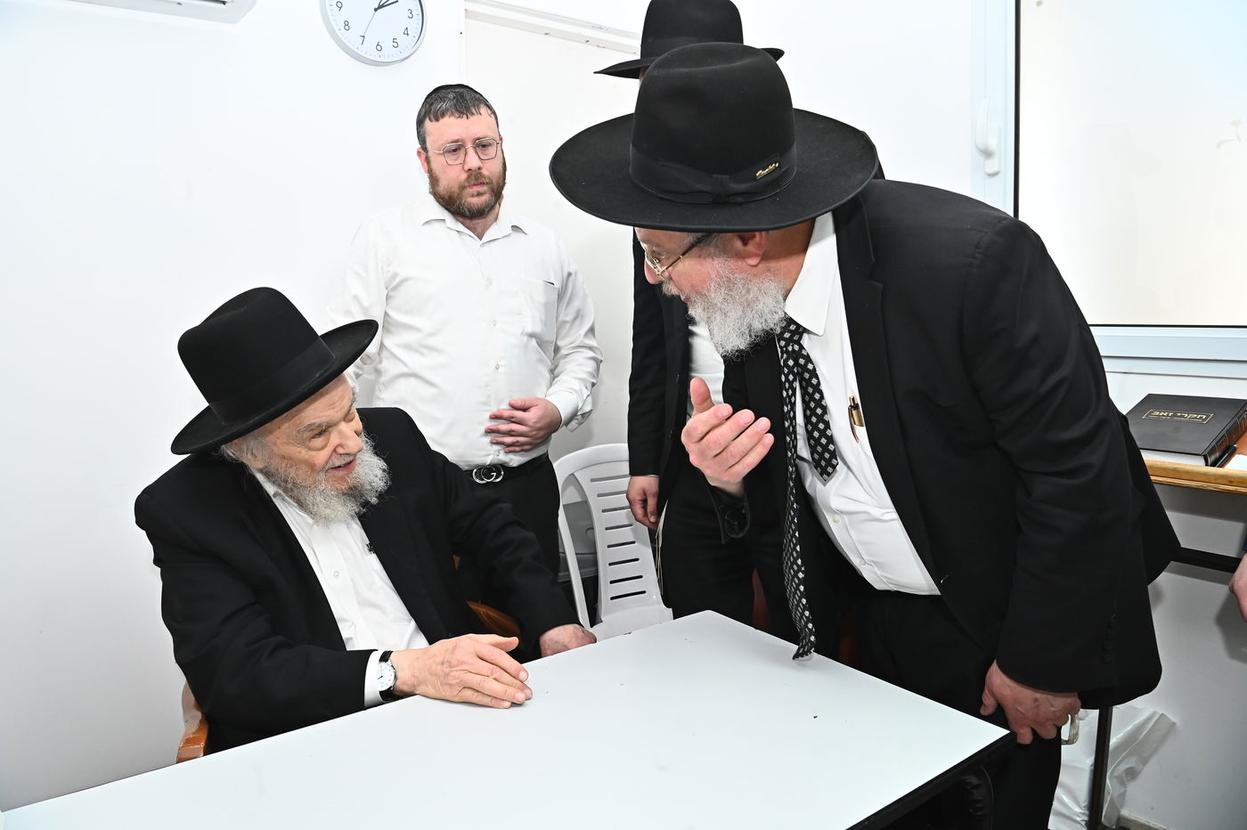 הגרמ"ה הירש בוחן את תלמידי תלמוד תורה 'תהילת שלמה'