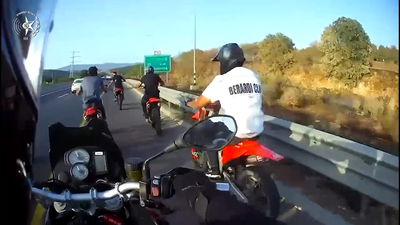 תיעוד דרמטי מהאוויר ומהקסדה; כך נעצר רוכב אופנוע בתום מרדף משטרתי