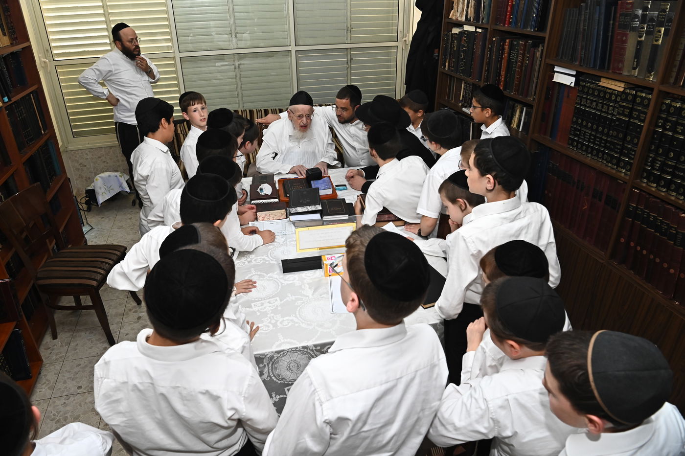 הגרמ"צ ברגמן בוחן את תלמידי תלמוד תורה 'תהילת שלמה'