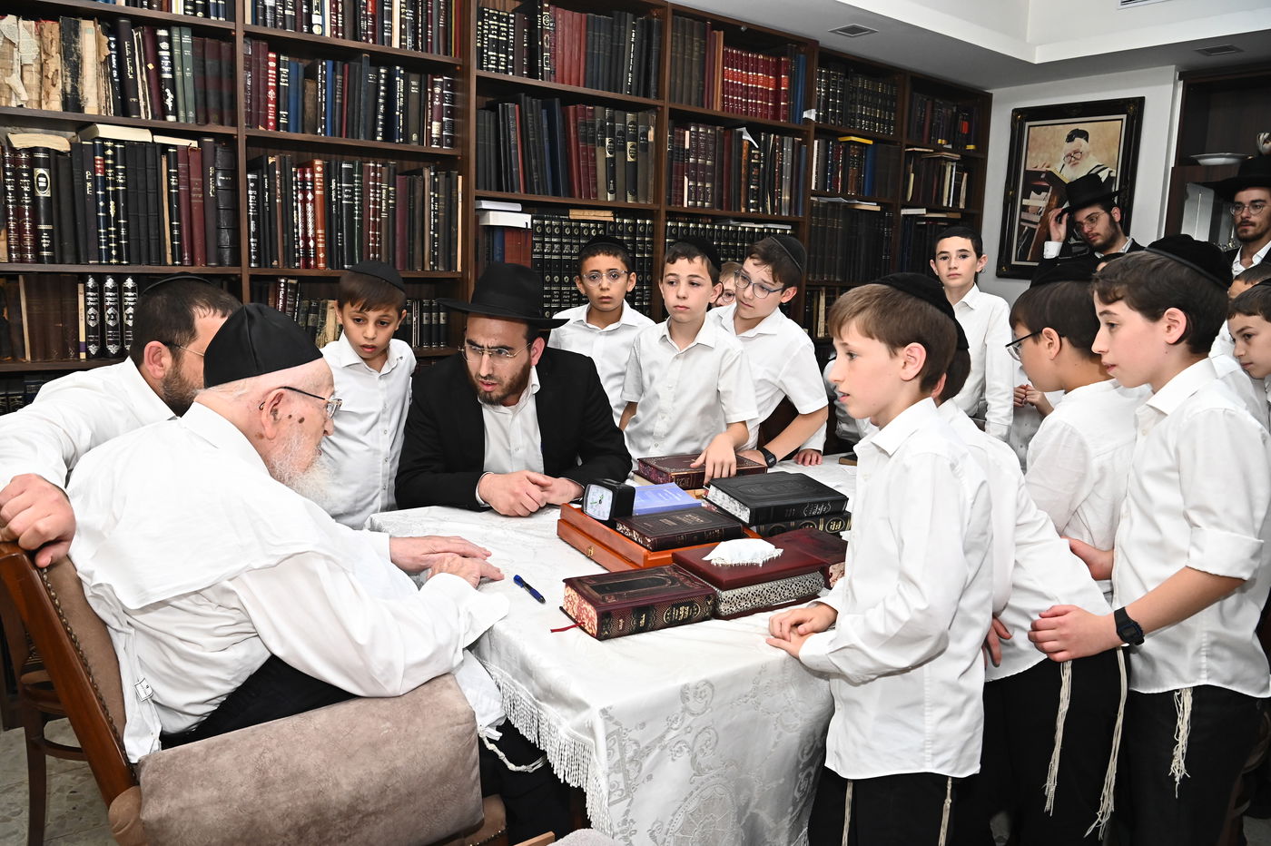 הגרמ"צ ברגמן בוחן את תלמידי תלמוד תורה 'תהילת שלמה'