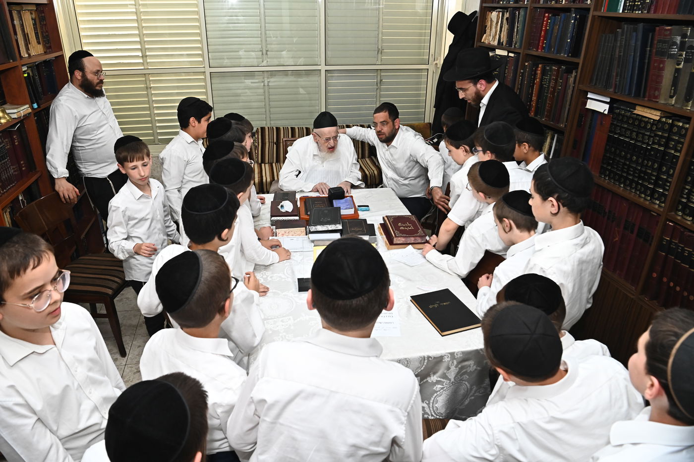 הגרמ"צ ברגמן בוחן את תלמידי תלמוד תורה 'תהילת שלמה'