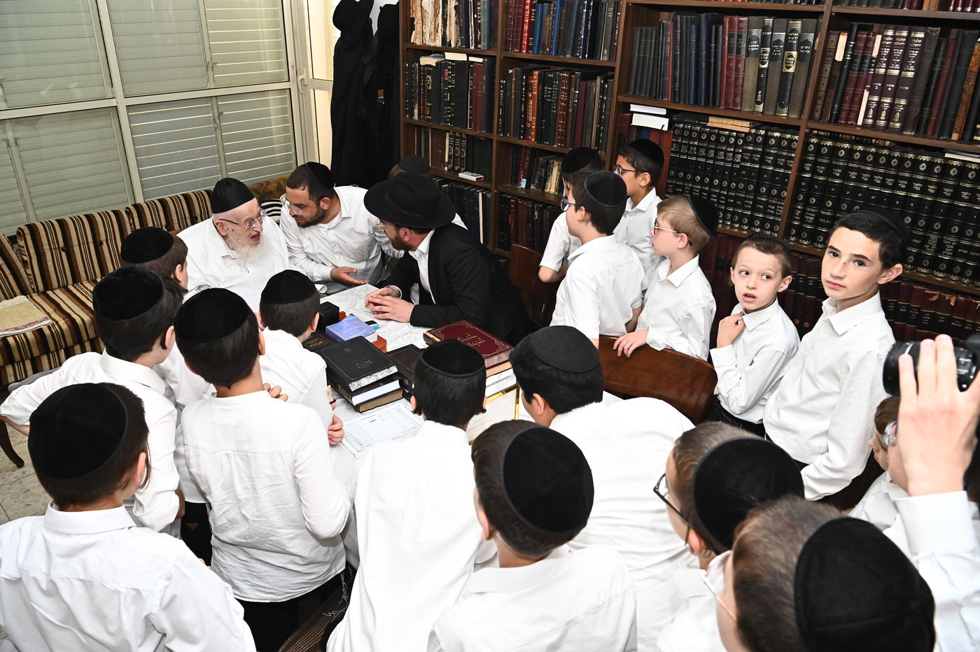 הגרמ"צ ברגמן בוחן את תלמידי תלמוד תורה 'תהילת שלמה'