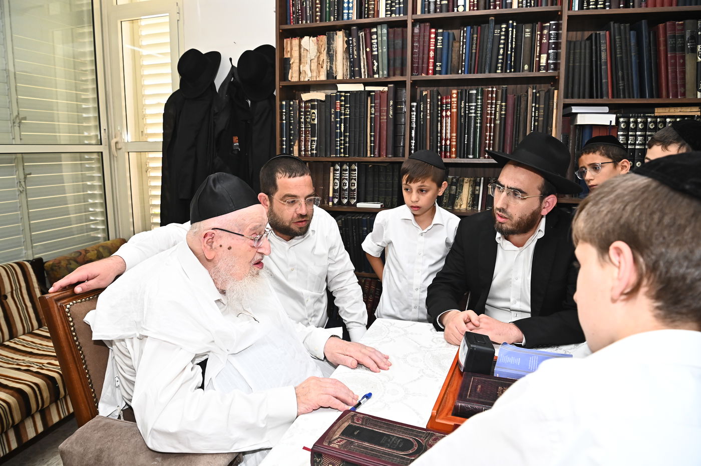 הגרמ"צ ברגמן בוחן את תלמידי תלמוד תורה 'תהילת שלמה'