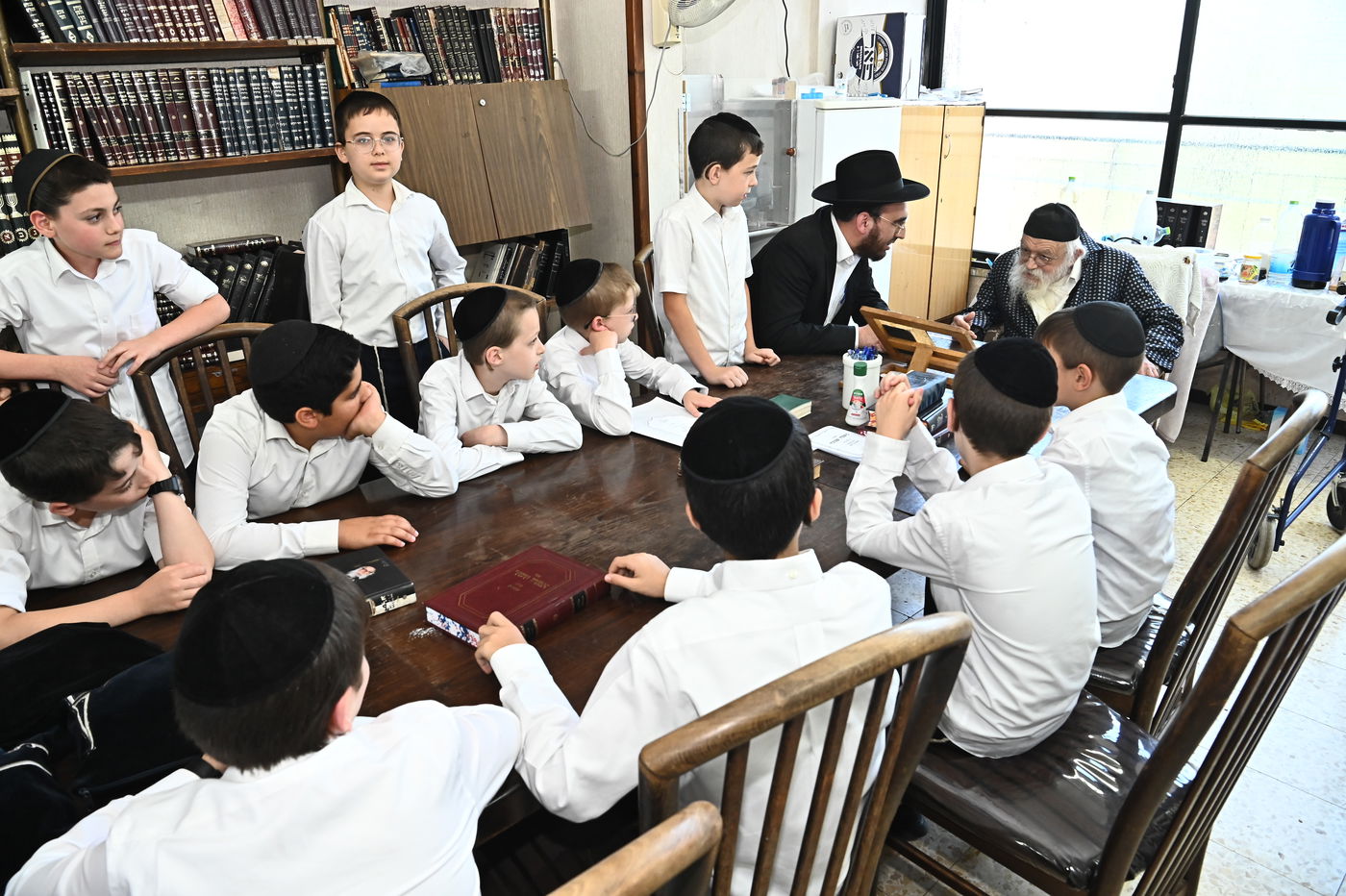 הגר"מ גריינמן בוחן את תלמידי תלמוד תורה 'תהילת שלמה'