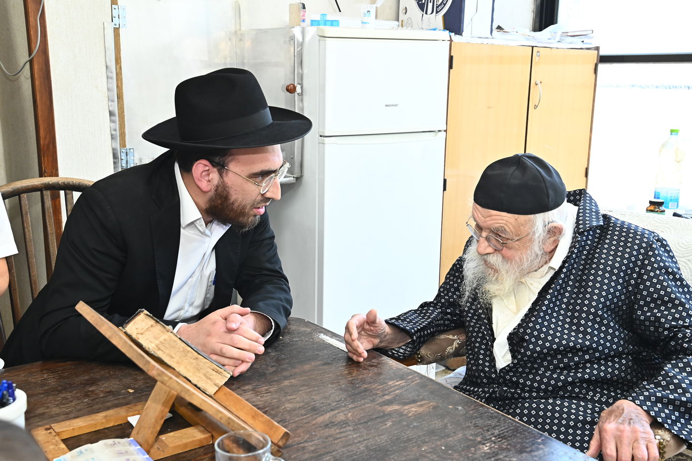 הגר"מ גריינמן בוחן את תלמידי תלמוד תורה 'תהילת שלמה'