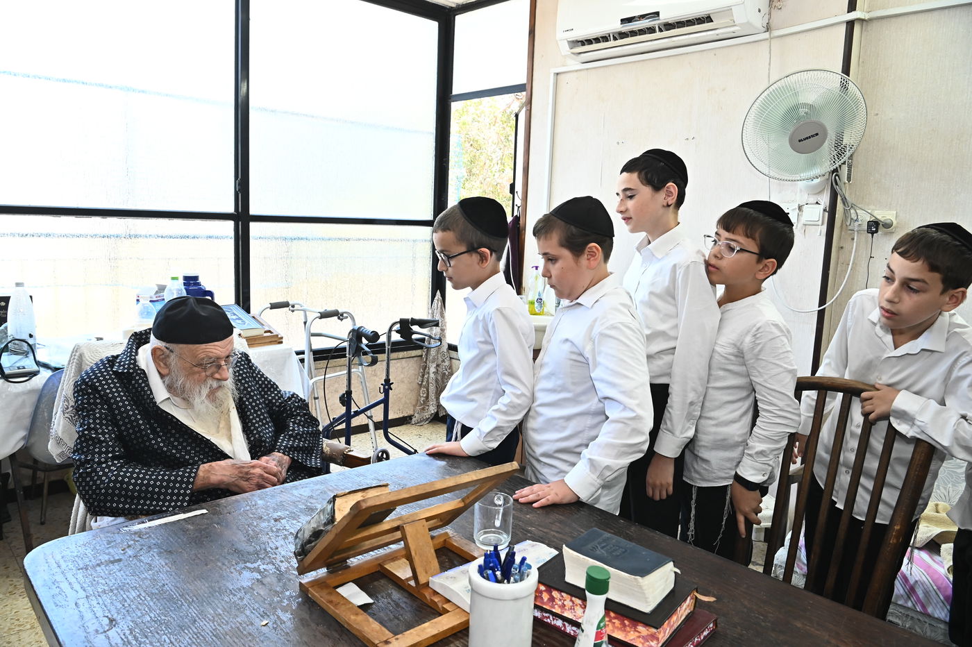 הגר"מ גריינמן בוחן את תלמידי תלמוד תורה 'תהילת שלמה'