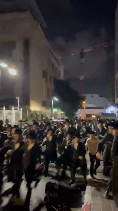 החסידים מלווים את האדמו"ר לפנות בוקר 