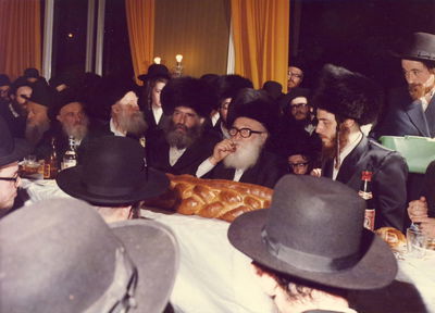 האדמו"ר ה'לב שמחה' בנישואי ראש הישיבה