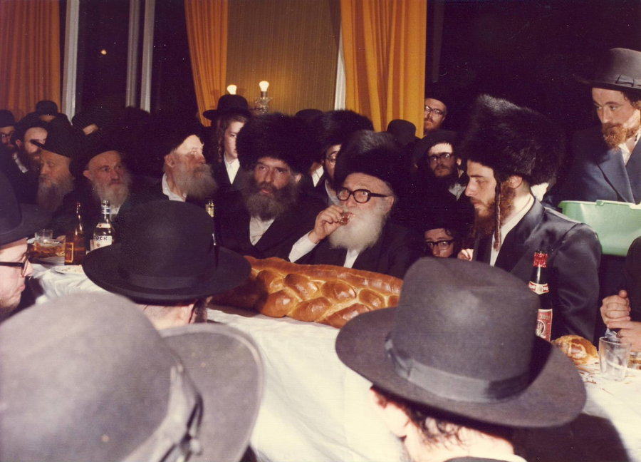 האדמו"ר ה'לב שמחה' בנישואי ראש הישיבה