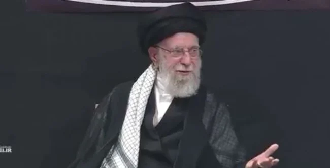 חמינאי בהופעה ציבורית באיראן