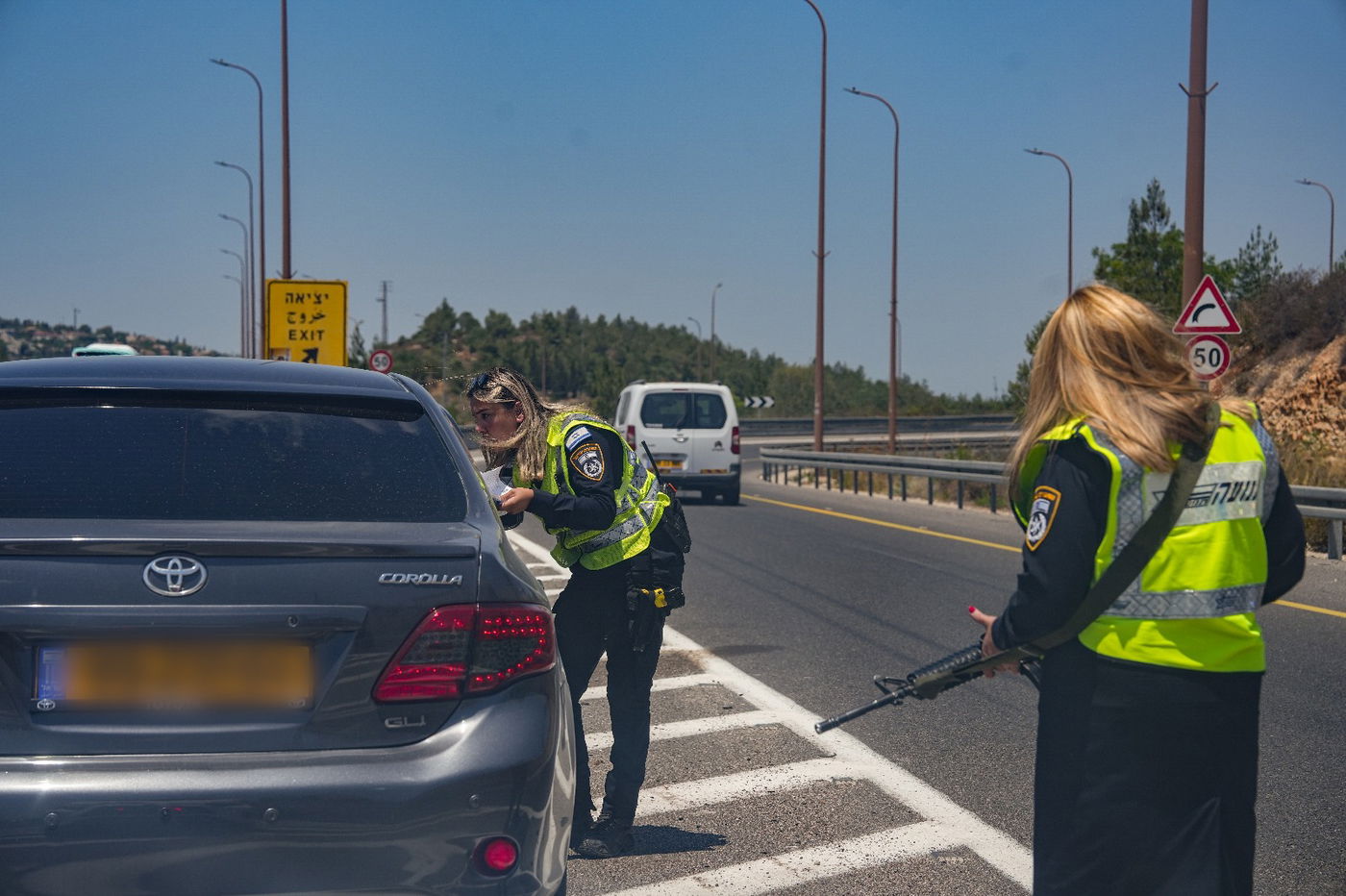 "תוריד מהיד!" | נהג משאית התבקש לעצור בצד - ואז הופיעה השוטרת