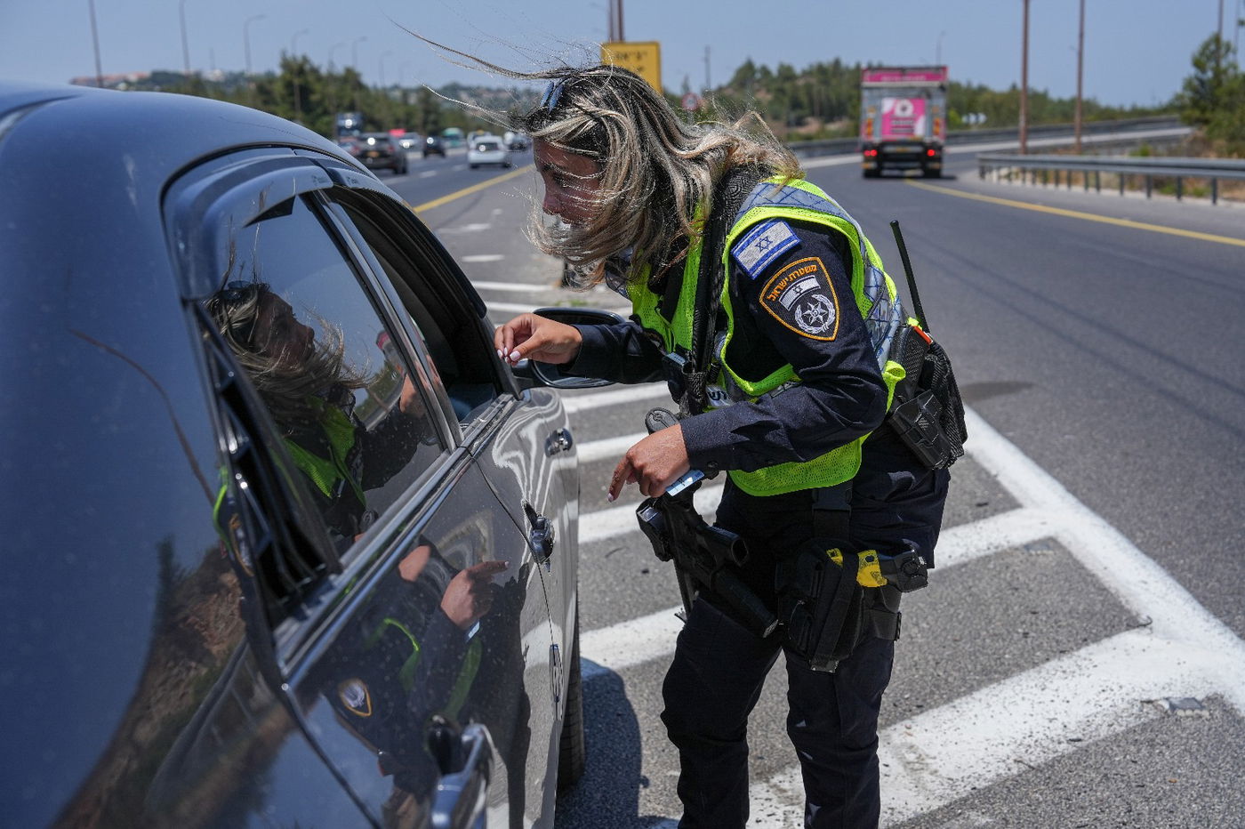 "תוריד מהיד!" | נהג משאית התבקש לעצור בצד - ואז הופיעה השוטרת