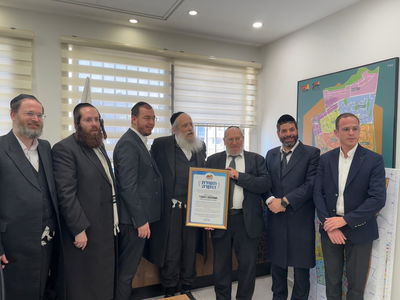 ראש העיר בני ברק מעניק תעודת הוקרה ליועץ הרפואי הרב שמעון רגובי, יו"ר ארגון 'מזור'