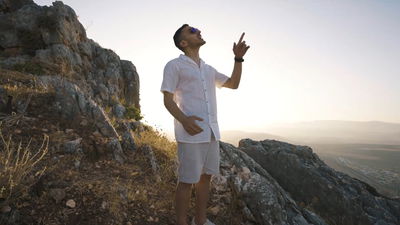 בצלאל שמיר בסינגל קליפ חדש: "אבא שאוהב"