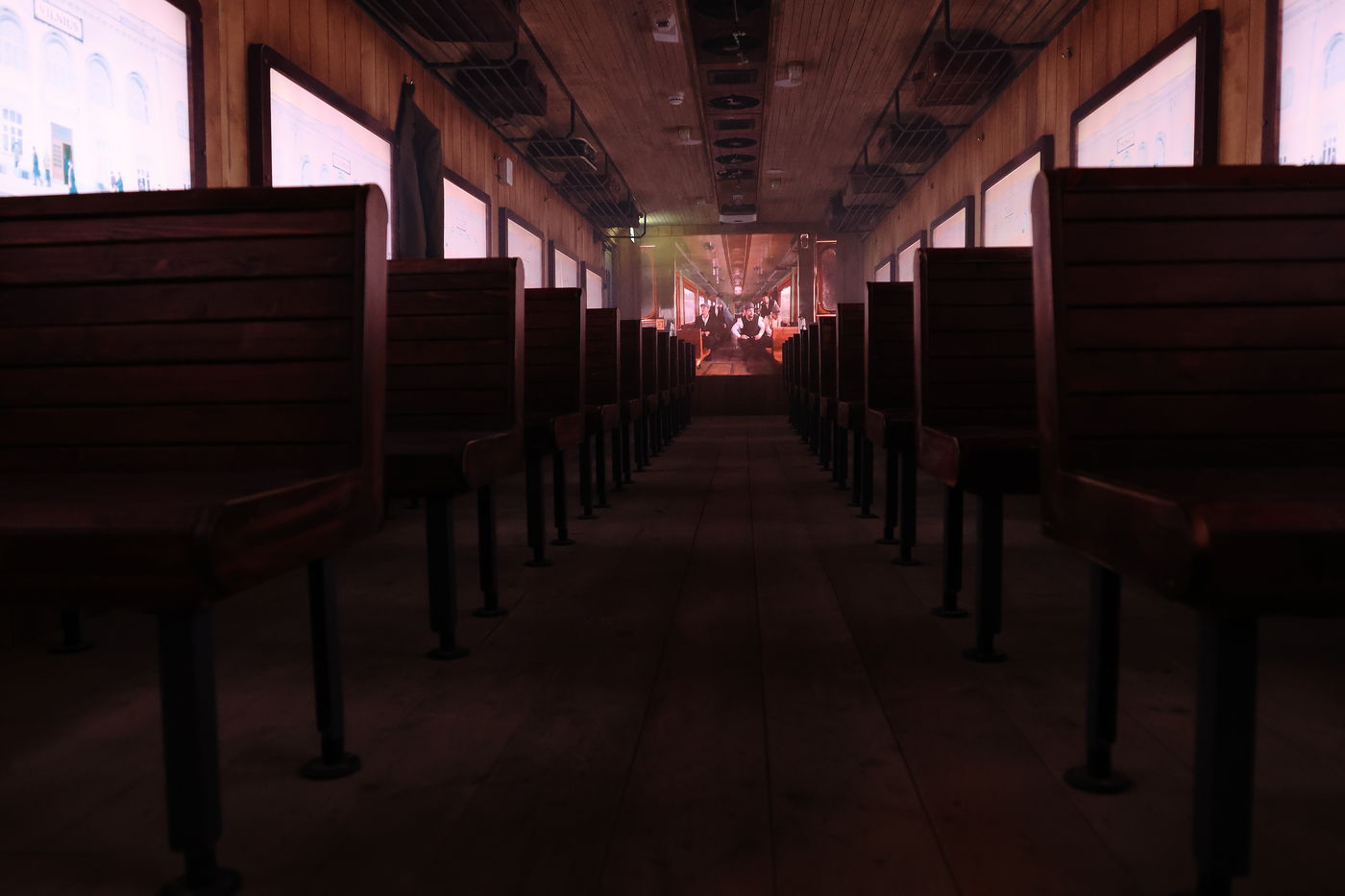 מסע בזמן באמת! הרכבת האמיתית שלוקחת אתכם חזרה לליטא של פעם. קרונות עץ, ספסלים מקוריים, וחלונות שהופכים לחלונות זמן שמציגים את מסלול החיים של מרן החזון איש זצוק"ל. כל תחנה - סיפור אחר, כל רגע - חוויה שלא תשכחו.