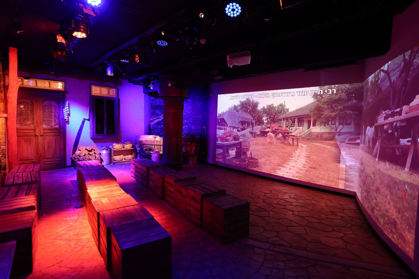 חוויה לכל המשפחה! ילדים מתרגשים, הורים לומדים, סבים וסבתות נרגשים. כאן הדורות נפגשים סביב הדמות שעיצבה את כולנו. שעה של סיור שנותנת חיבור לכל החיים - למורשת, לערכים, לחזון שממשיך לחיות.