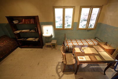 החדר שבו נכתבה ההיסטוריה. המיטה המפורסמת, השולחן הפשוט, ארון הספרים - הכל במקומו המדויק. כאן קיבל מרן החזון איש את קהלו, כאן כתב את חידושיו, כאן עיצב את פני היהדות החרדית. הצבעים על הקירות זהים למקור - כל פרט נשמר בדיוק כמו שהיה.