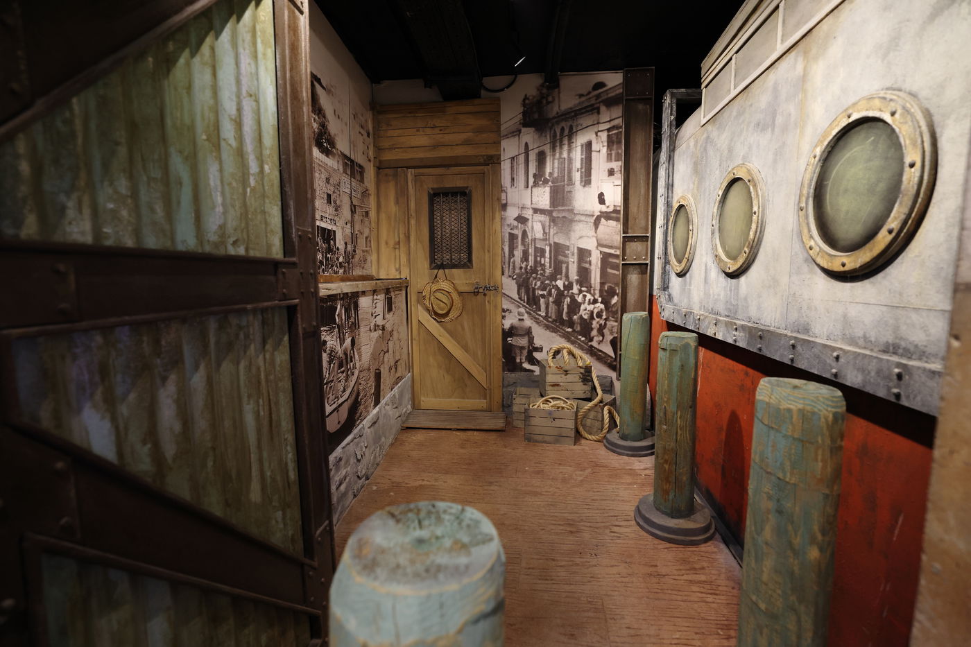 נמל יפו כמו שהיה! כשיוצאים מהרכבת מגיעים לחוויה מפתיעה - נמל יפו עם מגדלור מהבהב, ארגזי פירות הדר וריח ים אמיתי. כאן נחת מרן החזון איש לארץ הקודש, וכאן אתם מרגישים איך זה היה להגיע לארץ ישראל בתחילת המאה ה-20.