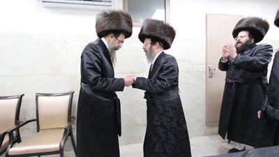 בצאת השבת: האדמו"ר האמריקאי יצא במחול עם הגאב"ד מירושלים