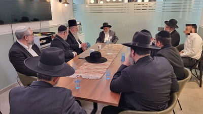 ישיבת בית הדין אצל הרב שמואל אליהו