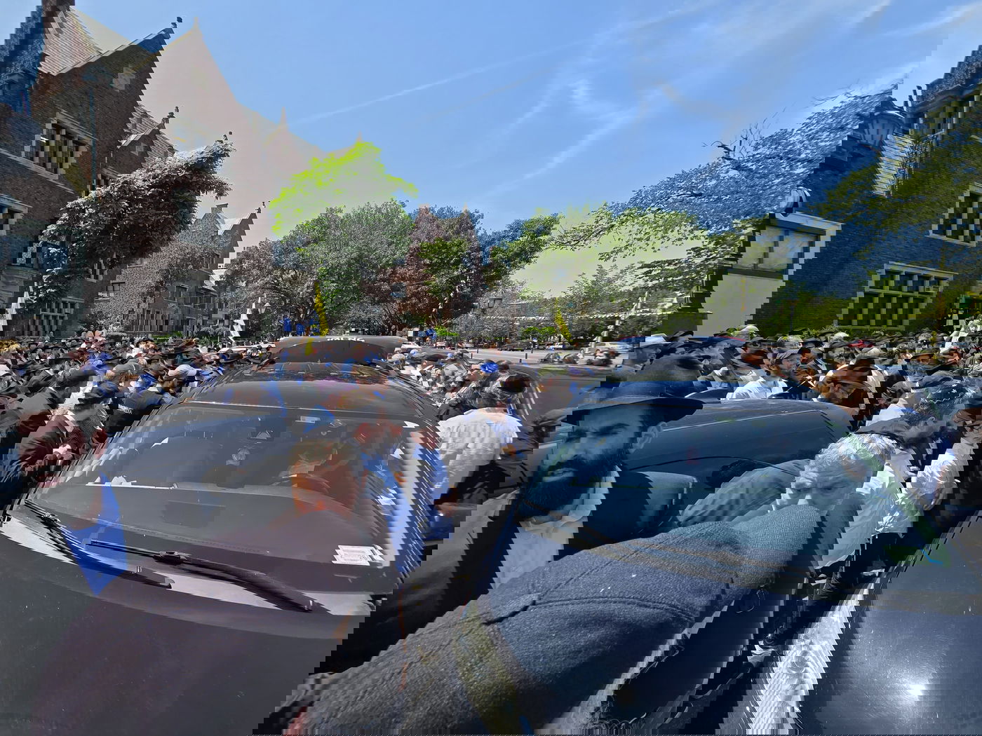 רחבת מרכז חב"ד העולמי 770, שם שוכנת הישיבה