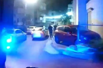 חוליה חמושה באקדח נעצרה אחרי מרדף וירי | צפו בתיעוד ממצלמת הקסדה