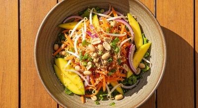 סלט מנגו אסייתי מרענן ופיקנטי עם גזר, נבטים ובוטנים