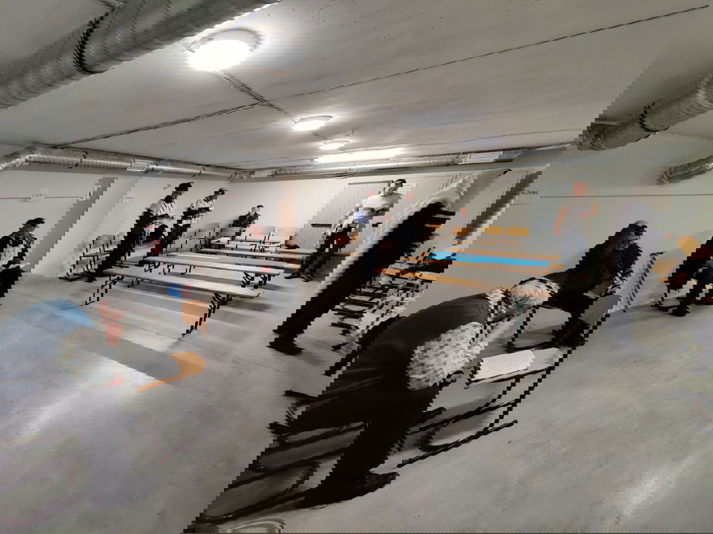 תופסים מחסה במקלט בית הכנסת בקייב