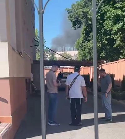 יהודים ברחבת בית הכנסת בקרמנצ'וג מביטים בדאגה על התקיפות