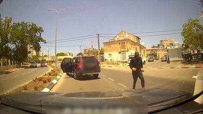 לאור יום: יוצא מהבנק עם 400 אלף שקל בתיק - ונשדד באיומי אקדח