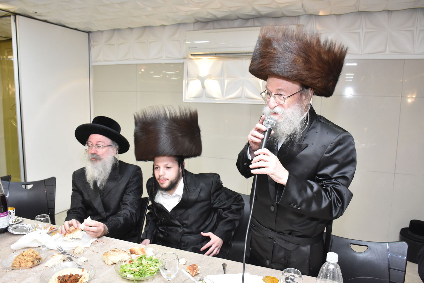 שמחת השבע ברכות לבן גאב"ד זוועהיל, ונכד הגה"צ רבי חיים צבי שפירא