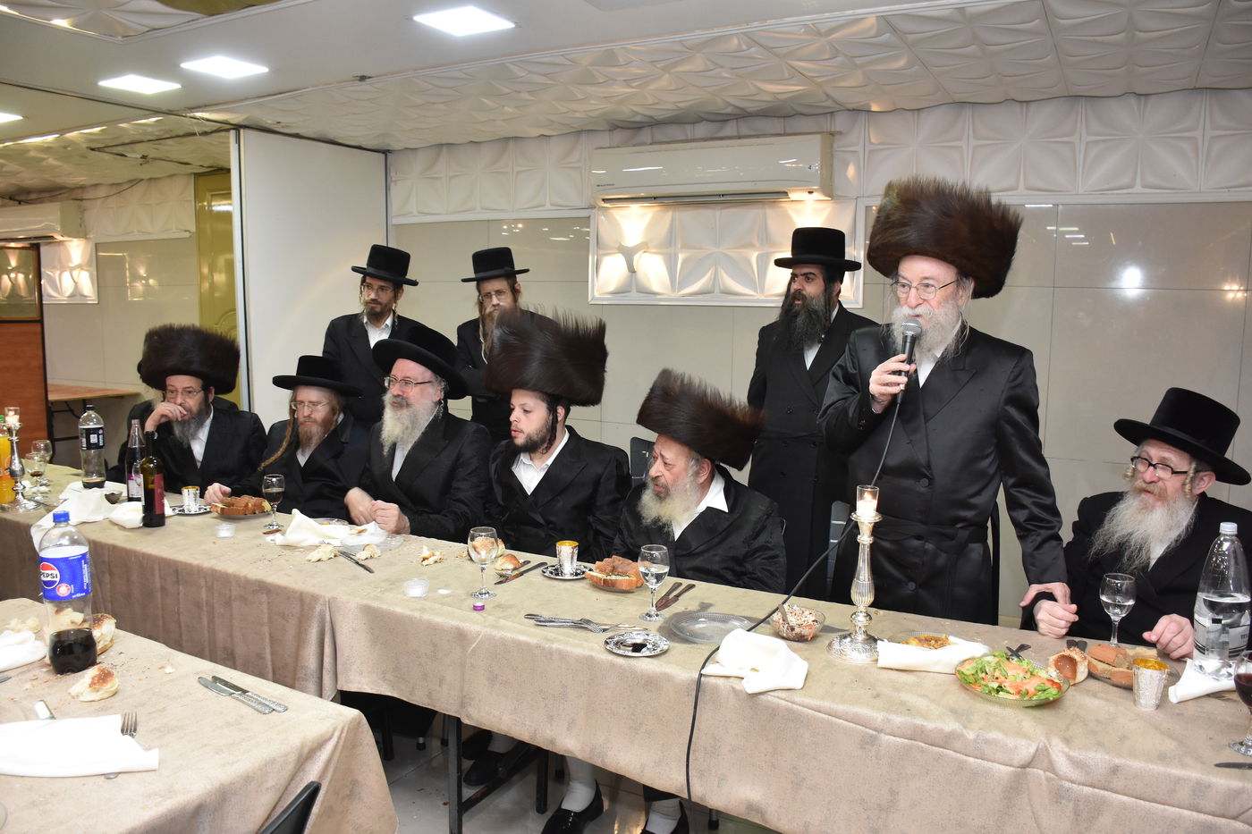 שמחת השבע ברכות לבן גאב"ד זוועהיל, ונכד הגה"צ רבי חיים צבי שפירא