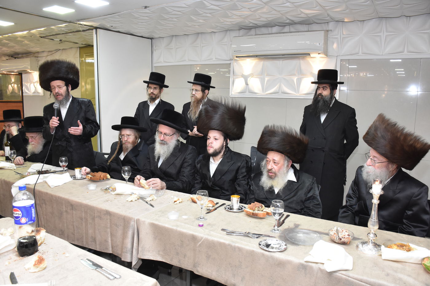 שמחת השבע ברכות לבן גאב"ד זוועהיל, ונכד הגה"צ רבי חיים צבי שפירא