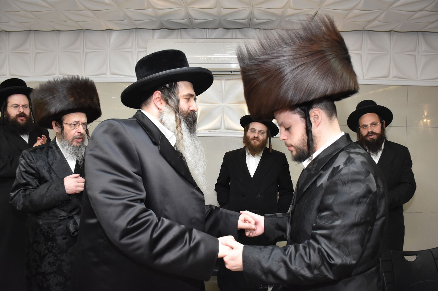 שמחת השבע ברכות לבן גאב"ד זוועהיל, ונכד הגה"צ רבי חיים צבי שפירא