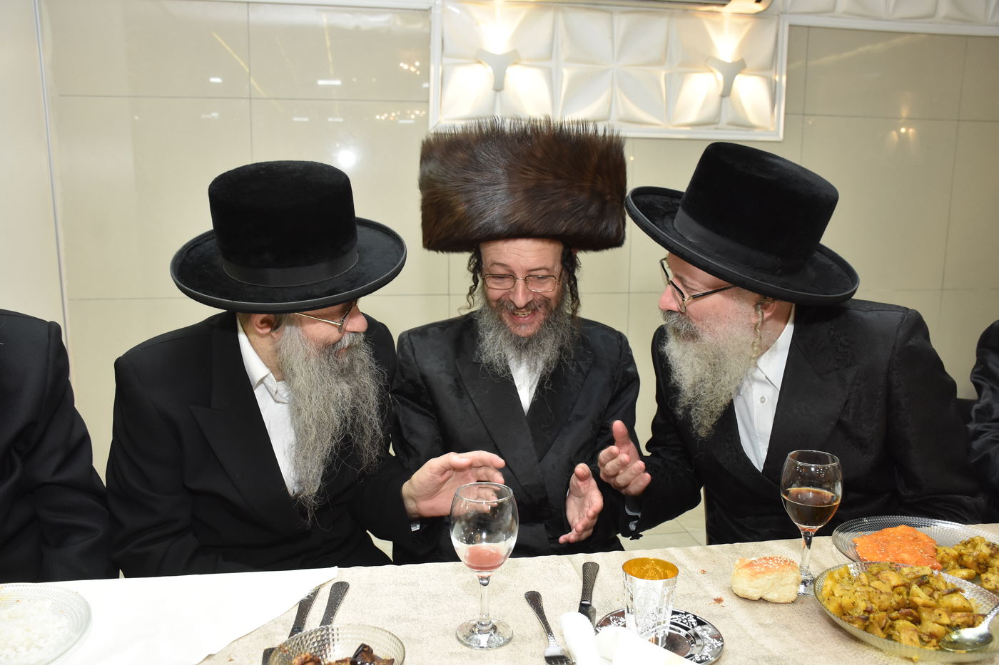 שמחת השבע ברכות לבן גאב"ד זוועהיל, ונכד הגה"צ רבי חיים צבי שפירא