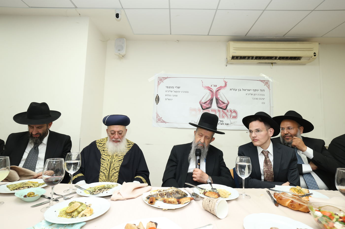 שמחת האירוסין לנכדם המשותף של הראשל"צ הגרש"מ עמאר והגאון ר' בן ציון מוצפי 