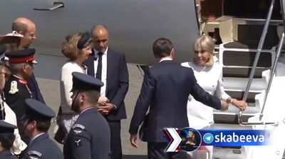 בעיות בשלום-בית? בריז'יט מקרון שוב עושה את זה - בירידה מהמטוס