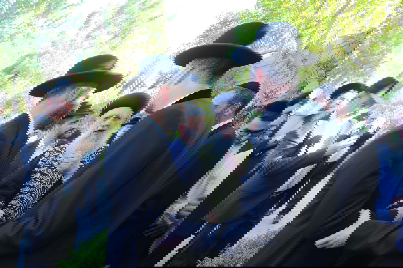 הרב ויזל והרב סיידה, רבני רמת גן וגבעתיים, עם הראשל"צ הגר"ד יוסף, בחתונת בנו של הרב ויזל