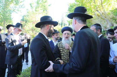 הרב ויזל והרב סיידה, רבני רמת גן וגבעתיים, עם הראשל"צ הגר"ד יוסף, בחתונת בנו של הרב ויזל