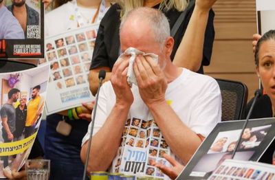 "הצמידו מוט חד למצח שלה": שורד השבי קית' סגל נשנק מדמעות וחשף