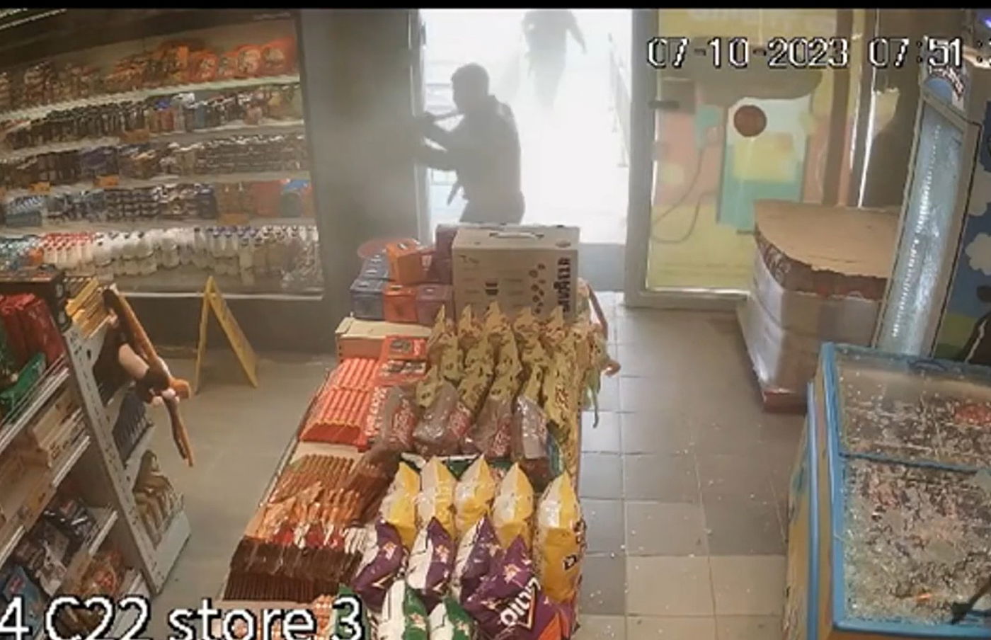 מחבל ראשון נכנס לתחנת הדלק במגן בבוקר הטבח, מאחוריו היו עוד מחבלים רבים