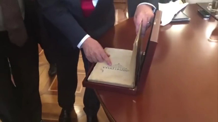 עותק של הספר ״מלחמות היהודים״ מאת יוסף בן מתתיהו, שנתן פוטין לנתניהו במרץ 2017