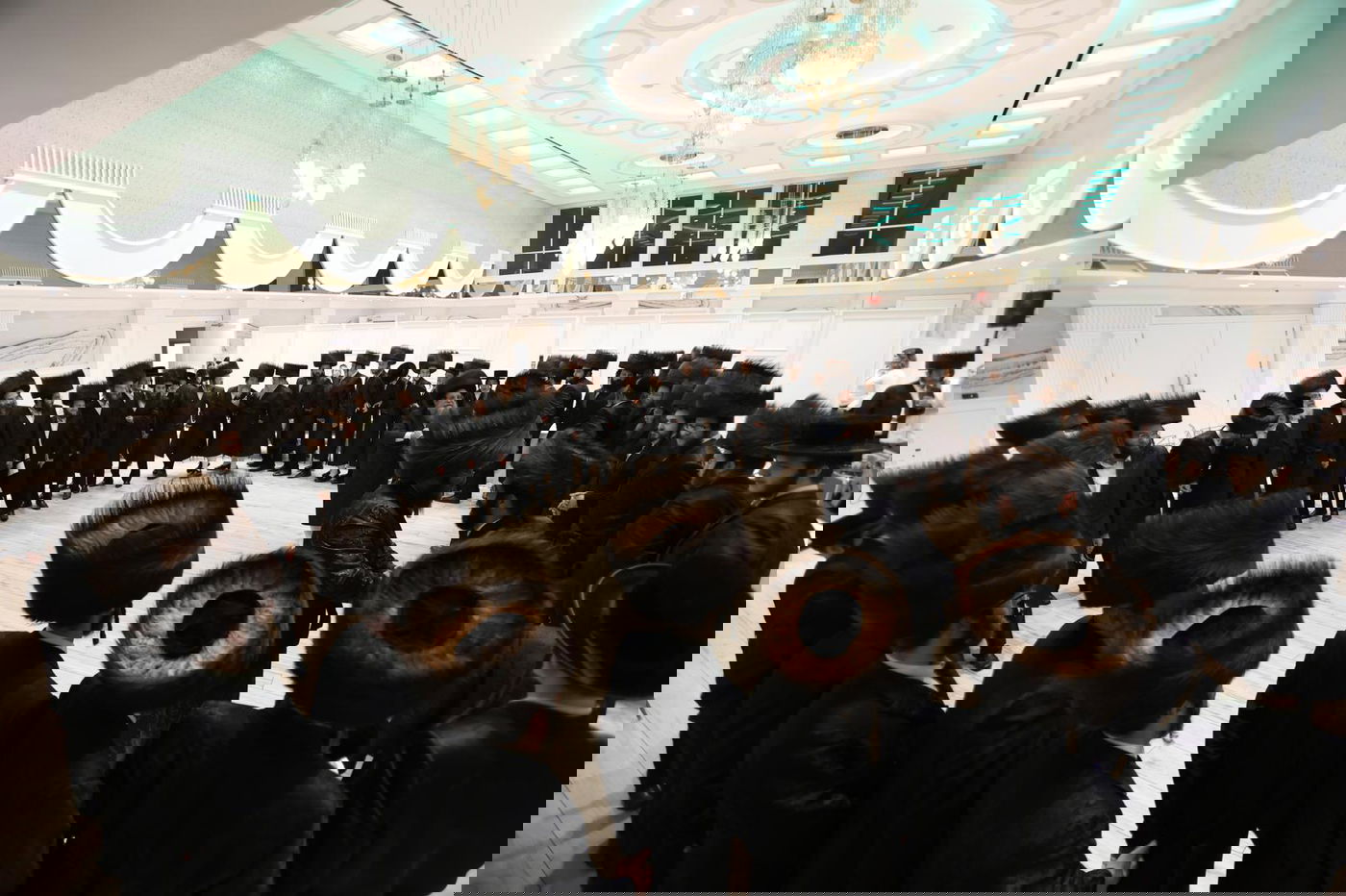 מסיבת 'נאכשפיל' בחצר טשערקאס הארנסטייפאל