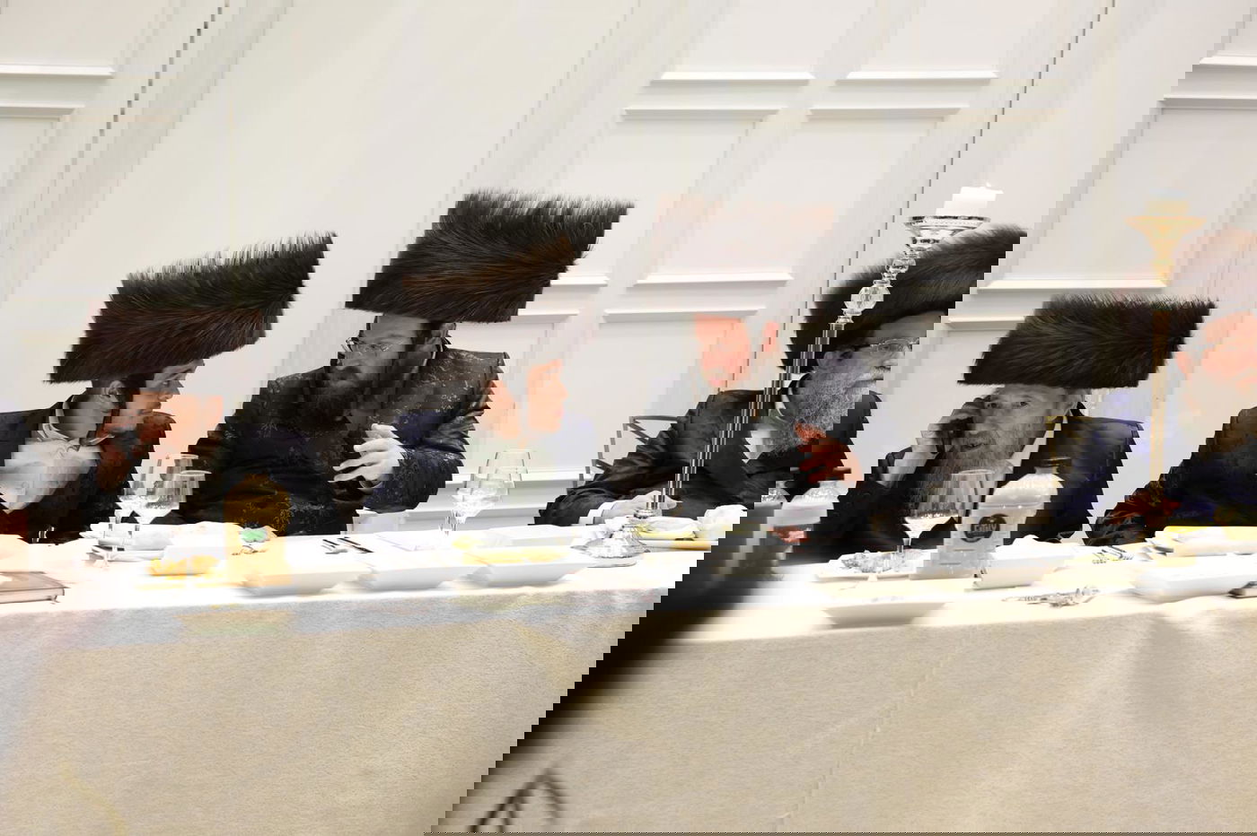 מסיבת 'נאכשפיל' בחצר טשערקאס הארנסטייפאל