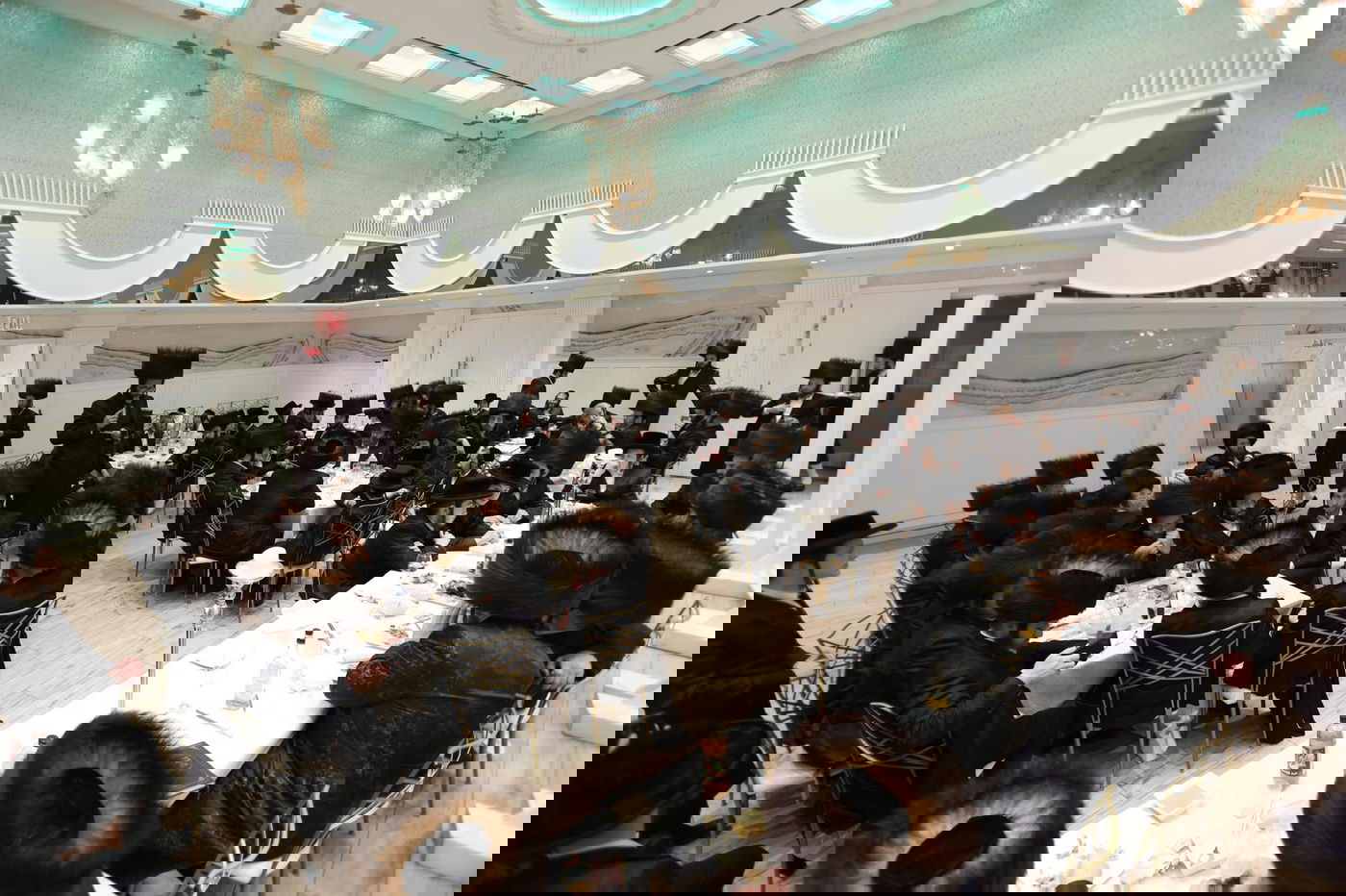 מסיבת 'נאכשפיל' בחצר טשערקאס הארנסטייפאל