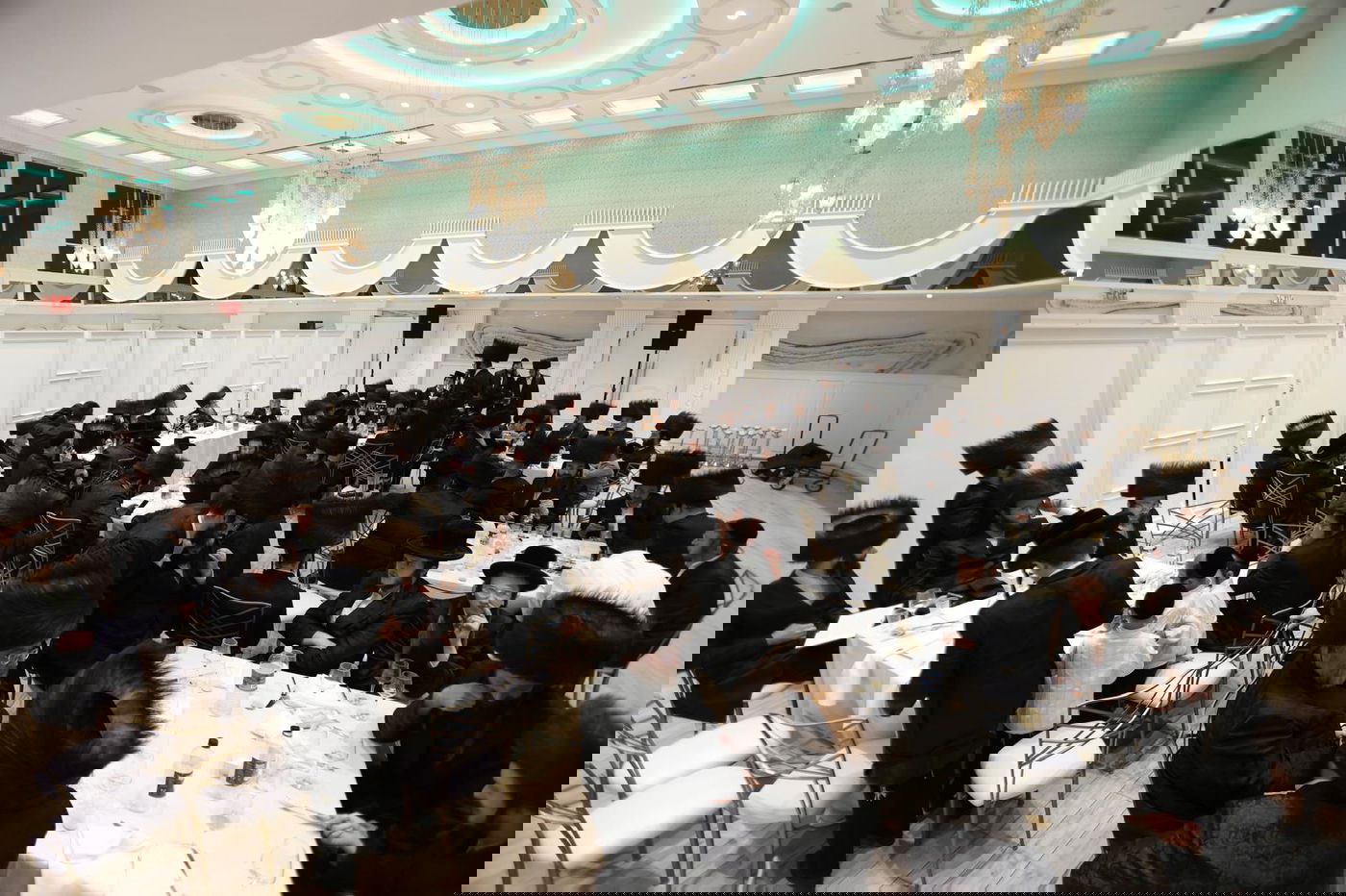 מסיבת 'נאכשפיל' בחצר טשערקאס הארנסטייפאל