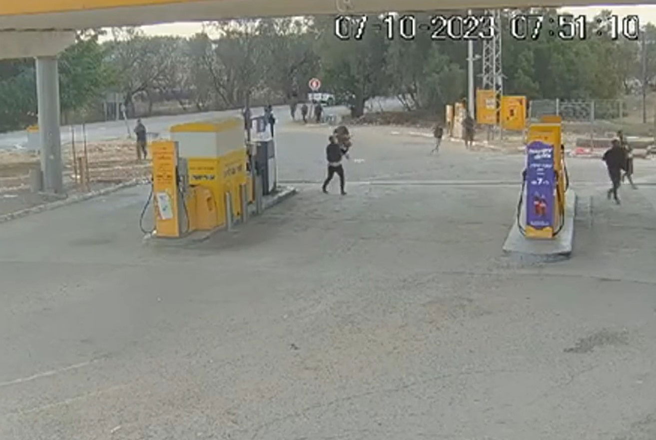 המחבלים מתקרבים בשעת בוקר לתחנת הדלק