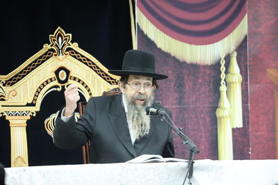 האדמו"ר מתולדות יהודה סטוטשין, במסירת שיעור חסידות בירושלים